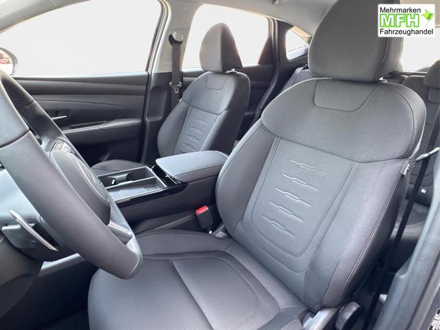 Hyundai / TUCSON / Grau / / / Hybrid NAVI+KAMERA+SHZ+LED+TEMPOMAT+17 ALU+PDC, Bei den verwendeten Bildern kann es sich um Beispielbilder handeln, ggf. teilweise mit Sonderausstattung.
