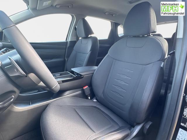 Hyundai / TUCSON / Schwarz / / / Hybrid NAVI+KAMERA+SHZ+LED+TEMPOMAT+17 ALU+PDC, Bei den verwendeten Bildern kann es sich um Beispielbilder handeln, ggf. teilweise mit Sonderausstattung.