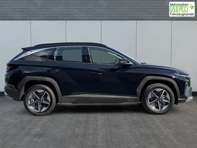 Hyundai / TUCSON / Schwarz / / / Hybrid NAVI+KAMERA+SHZ+LED+TEMPOMAT+17 ALU+PDC, Bei den verwendeten Bildern kann es sich um Beispielbilder handeln, ggf. teilweise mit Sonderausstattung.