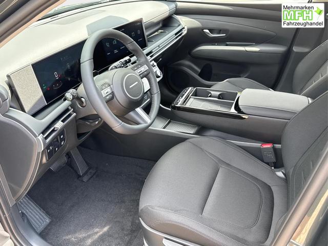 Hyundai / TUCSON / Gr&uuml;n / / / Hybrid NAVI+KAMERA+SHZ+LED+TEMPOMAT+17 ALU+PDC, Bei den verwendeten Bildern kann es sich um Beispielbilder handeln, ggf. teilweise mit Sonderausstattung.