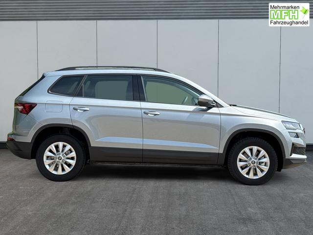 Skoda / Karoq / Silber / / / AHK+el.HECKKLAPPE+KAMERA+PDC+ACC, Bei den verwendeten Bildern kann es sich um Beispielbilder handeln, ggf. teilweise mit Sonderausstattung.