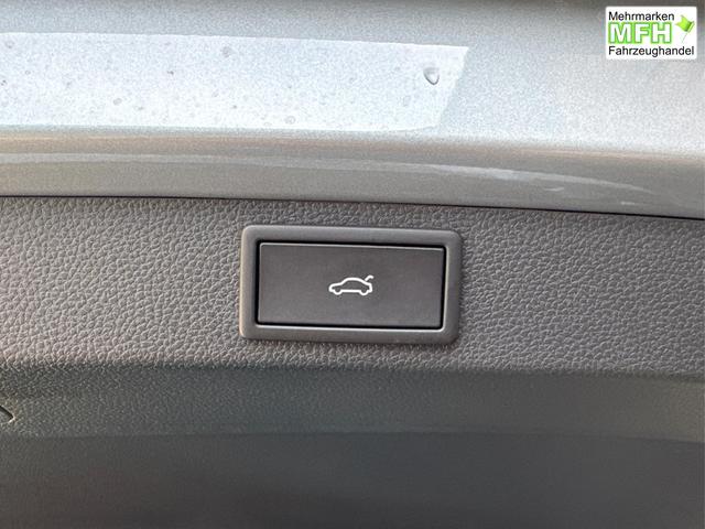 Skoda / Karoq / Silber / / / AHK+el.HECKKLAPPE+KAMERA+PDC+ACC, Bei den verwendeten Bildern kann es sich um Beispielbilder handeln, ggf. teilweise mit Sonderausstattung.