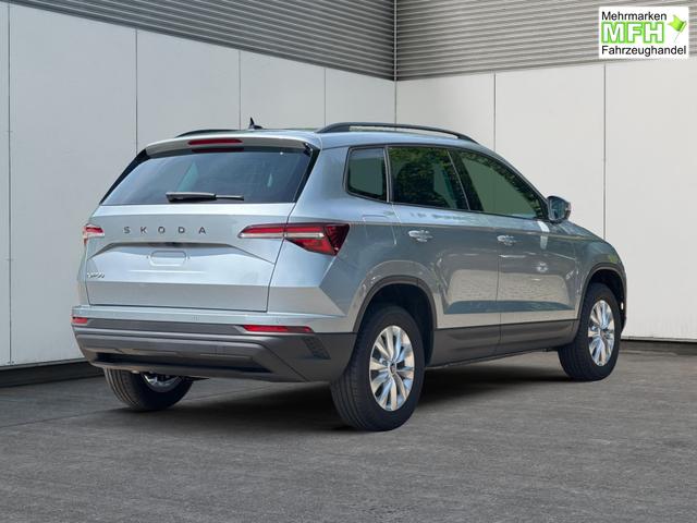 Skoda / Karoq / Silber / / / AHK+el.HECKKLAPPE+KAMERA+PDC+ACC, Bei den verwendeten Bildern kann es sich um Beispielbilder handeln, ggf. teilweise mit Sonderausstattung.
