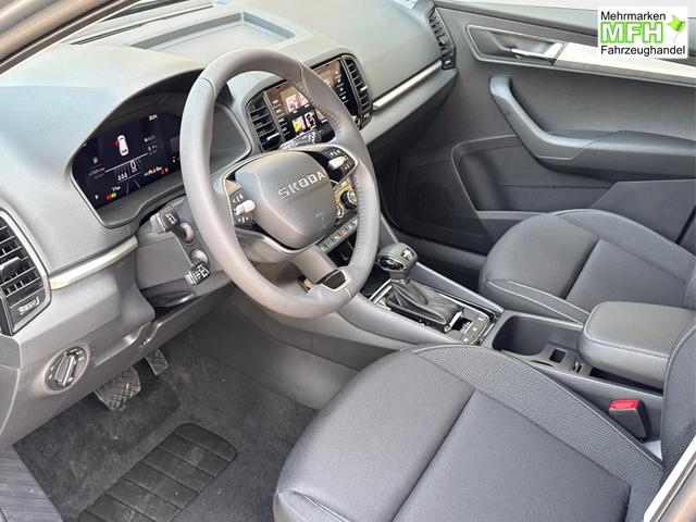 Skoda / Karoq / Silber / / / AHK+el.HECKKLAPPE+KAMERA+PDC+ACC, Bei den verwendeten Bildern kann es sich um Beispielbilder handeln, ggf. teilweise mit Sonderausstattung.