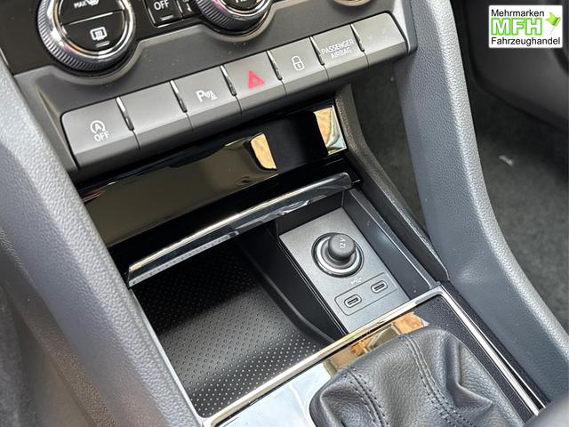Skoda / Karoq / Silber / / / AHK+el.HECKKLAPPE+KAMERA+PDC+ACC, Bei den verwendeten Bildern kann es sich um Beispielbilder handeln, ggf. teilweise mit Sonderausstattung.