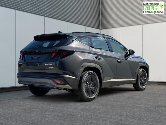 Hyundai / TUCSON / Grau / / / Hybrid NAVI+KAMERA+SHZ+LED+TEMPOMAT+17 ALU+PDC, Bei den verwendeten Bildern kann es sich um Beispielbilder handeln, ggf. teilweise mit Sonderausstattung.
