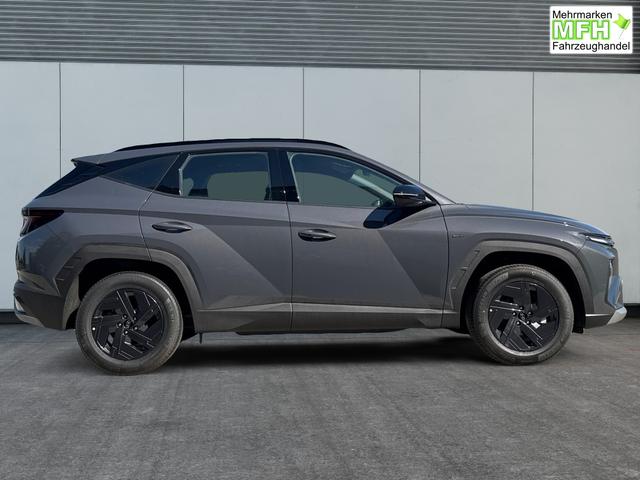 Hyundai / TUCSON / Grau / / / Hybrid NAVI+KAMERA+SHZ+LED+TEMPOMAT+17 ALU+PDC, Bei den verwendeten Bildern kann es sich um Beispielbilder handeln, ggf. teilweise mit Sonderausstattung.