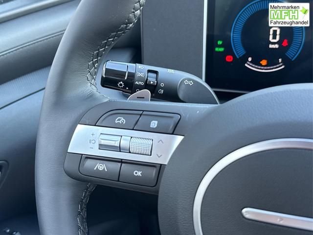Hyundai / TUCSON / Grau / / / Hybrid NAVI+KAMERA+SHZ+LED+TEMPOMAT+17 ALU+PDC, Bei den verwendeten Bildern kann es sich um Beispielbilder handeln, ggf. teilweise mit Sonderausstattung.