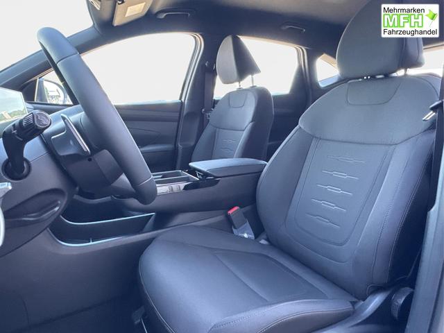 Hyundai / TUCSON / Grau / / / Hybrid NAVI+KAMERA+SHZ+LED+TEMPOMAT+17 ALU+PDC, Bei den verwendeten Bildern kann es sich um Beispielbilder handeln, ggf. teilweise mit Sonderausstattung.