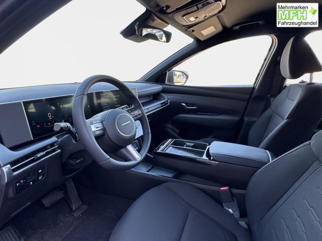 Hyundai / TUCSON / Grau / / / Hybrid NAVI+KAMERA+SHZ+LED+TEMPOMAT+17 ALU+PDC, Bei den verwendeten Bildern kann es sich um Beispielbilder handeln, ggf. teilweise mit Sonderausstattung.