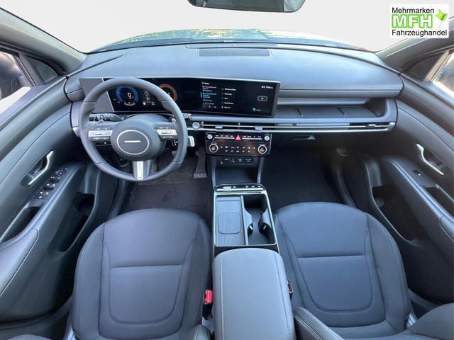 Hyundai / TUCSON / Grau / / / Hybrid NAVI+KAMERA+SHZ+LED+TEMPOMAT+17 ALU+PDC, Bei den verwendeten Bildern kann es sich um Beispielbilder handeln, ggf. teilweise mit Sonderausstattung.