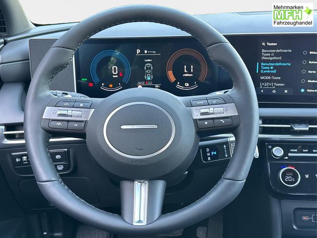 Hyundai / TUCSON / Grau / / / Hybrid NAVI+KAMERA+SHZ+LED+TEMPOMAT+17 ALU+PDC, Bei den verwendeten Bildern kann es sich um Beispielbilder handeln, ggf. teilweise mit Sonderausstattung.