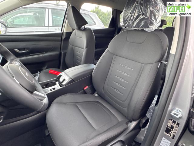 Hyundai / TUCSON / Silber / / / NAVI+KAMERA+SHZ+LED+TEMPOMAT+17 ALU+PDC, Bei den verwendeten Bildern kann es sich um Beispielbilder handeln, ggf. teilweise mit Sonderausstattung.