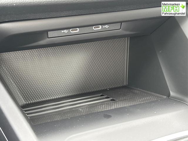 Volkswagen / Golf / Schwarz / / / ACC+SHZ+KLIMA+KAMERA+APP CONNECT+LED+17 ALU