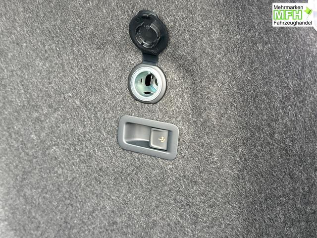 Volkswagen / Golf Variant / Schwarz / / / AHK+ACC+eHK+KAMERA+SHZ+KLIMA+LED+17 ALU