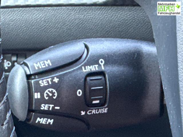 Peugeot / 208 / Gelb / / / MAN6+SHZ+LED+PDC+TEMPOMAT, Bei den verwendeten Bildern kann es sich um Beispielbilder handeln, ggf. teilweise mit Sonderausstattung.