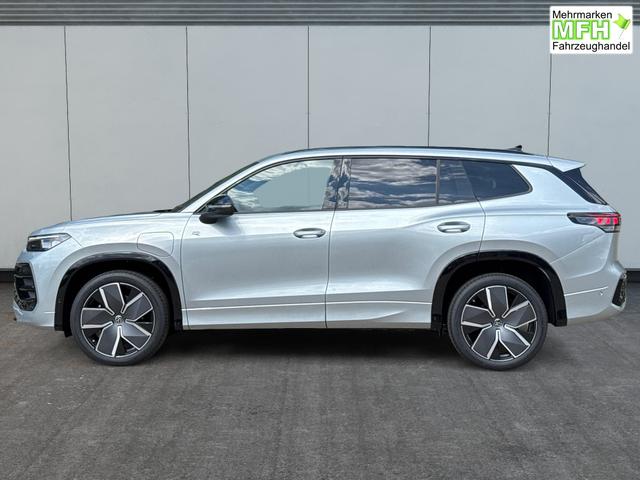 Volkswagen / Tayron / Silber / / / PLUG-IN+PANO+AHK+HuD+MATRIX+360 KAM+20ALU+ACC+eHK+BLACK STYLE