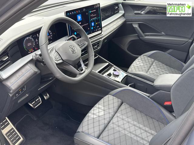Volkswagen / Tayron / Grau / / / PLUG-IN+PANO+AHK+HuD+MATRIX+360 KAM+20ALU+ACC+eHK+BLACK STYLE