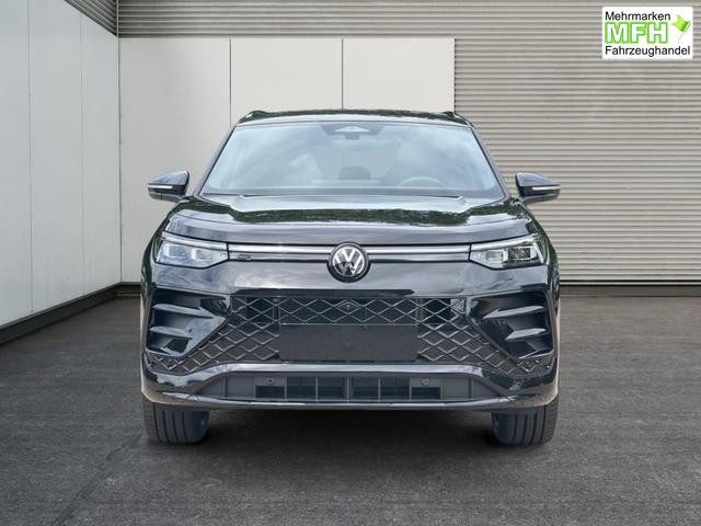 Volkswagen / Tayron / Schwarz / / / PLUG-IN+PANO+AHK+HuD+MATRIX+360 KAM+20ALU+ACC+eHK+BLACK STYLE, Bei den verwendeten Bildern kann es sich um Beispielbilder handeln, ggf. teilweise mit Sonderausstattung.