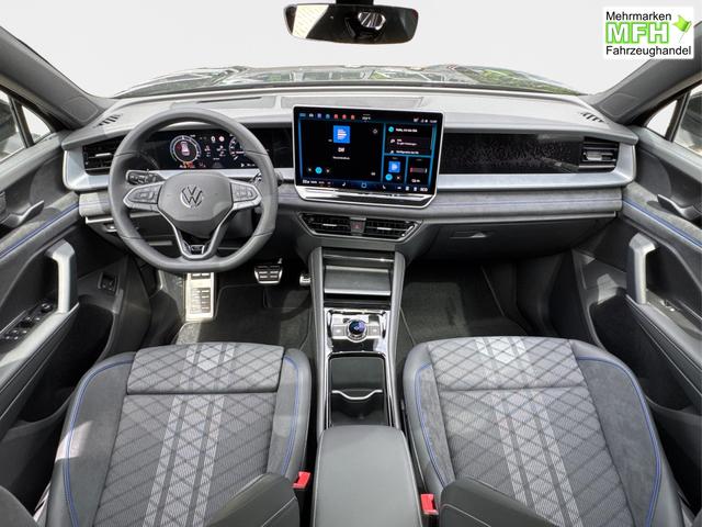 Volkswagen / Tayron / Schwarz / / / PLUG-IN+PANO+AHK+HuD+MATRIX+360 KAM+20ALU+ACC+eHK+BLACK STYLE, Bei den verwendeten Bildern kann es sich um Beispielbilder handeln, ggf. teilweise mit Sonderausstattung.