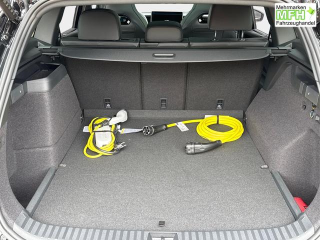 Volkswagen / Tayron / Schwarz / / / PLUG-IN+PANO+AHK+HuD+MATRIX+360 KAM+20ALU+ACC+eHK+BLACK STYLE, Bei den verwendeten Bildern kann es sich um Beispielbilder handeln, ggf. teilweise mit Sonderausstattung.