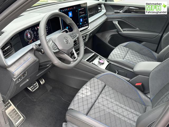 Volkswagen / Tayron / Schwarz / / / PLUG-IN+PANO+AHK+HuD+MATRIX+360 KAM+20ALU+ACC+eHK+BLACK STYLE, Bei den verwendeten Bildern kann es sich um Beispielbilder handeln, ggf. teilweise mit Sonderausstattung.