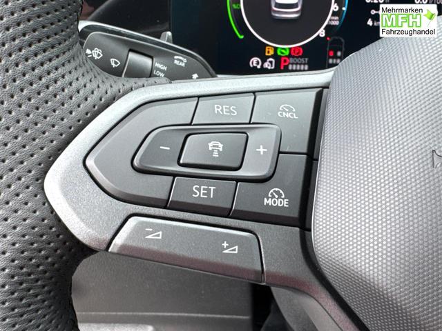 Volkswagen / Tayron / Schwarz / / / PLUG-IN+PANO+AHK+HuD+MATRIX+360 KAM+20ALU+ACC+eHK+BLACK STYLE, Bei den verwendeten Bildern kann es sich um Beispielbilder handeln, ggf. teilweise mit Sonderausstattung.