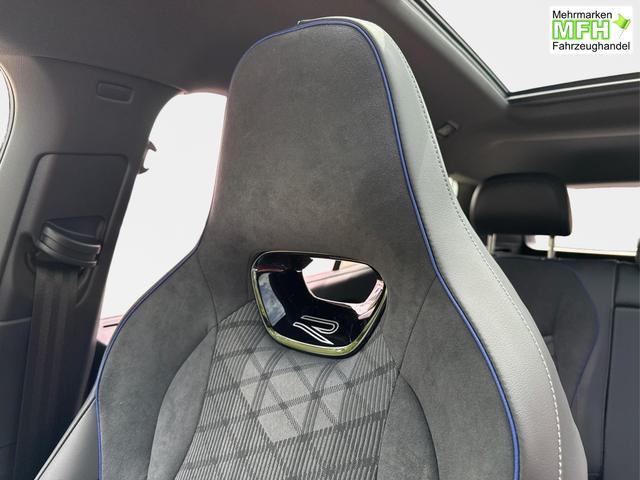 Volkswagen / Tayron / Schwarz / / / PLUG-IN+PANO+AHK+HuD+MATRIX+360 KAM+20ALU+ACC+eHK+BLACK STYLE, Bei den verwendeten Bildern kann es sich um Beispielbilder handeln, ggf. teilweise mit Sonderausstattung.