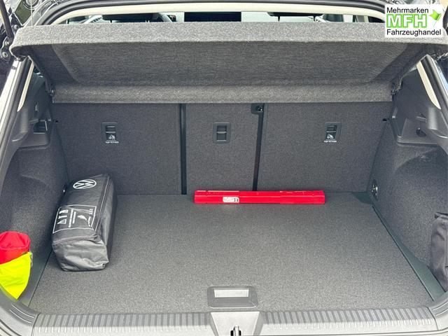Volkswagen / T-Roc / Schwarz / / / 5J GARANTIE+AHK+ACC+17 ALU+KAMERA+SHZ+LED , Bei den verwendeten Bildern kann es sich um Beispielbilder handeln, ggf. teilweise mit Sonderausstattung.