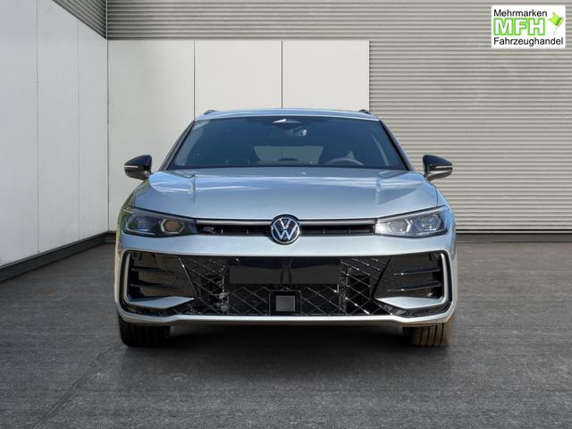 Volkswagen / Passat Variant / Silber / / / LEDER+PANO+AHK+MATRIX+eHK+360 KAM+NAVI+HUD, Bei den verwendeten Bildern kann es sich um Beispielbilder handeln, ggf. teilweise mit Sonderausstattung.