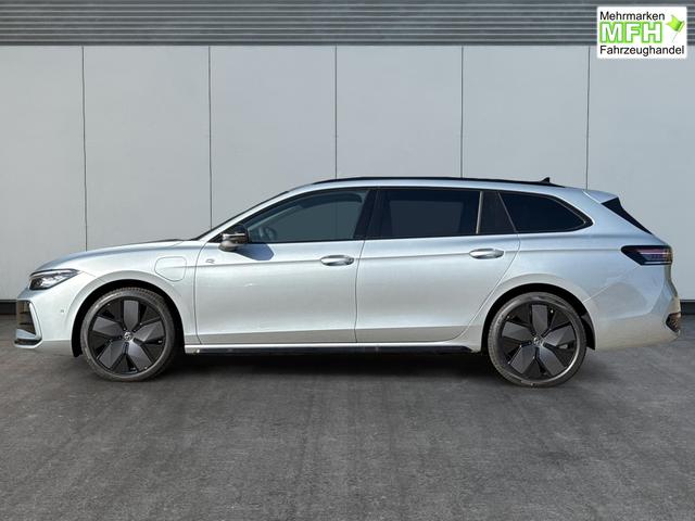 Volkswagen / Passat Variant / Silber / / / LEDER+PANO+AHK+MATRIX+eHK+360 KAM+NAVI+HUD, Bei den verwendeten Bildern kann es sich um Beispielbilder handeln, ggf. teilweise mit Sonderausstattung.