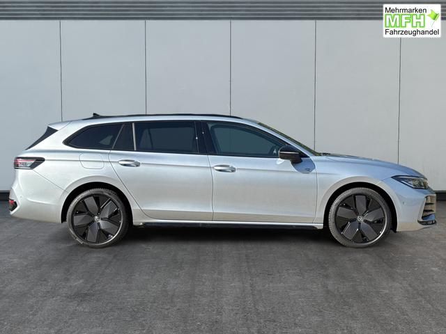 Volkswagen / Passat Variant / Silber / / / LEDER+PANO+AHK+MATRIX+eHK+360 KAM+NAVI+HUD, Bei den verwendeten Bildern kann es sich um Beispielbilder handeln, ggf. teilweise mit Sonderausstattung.