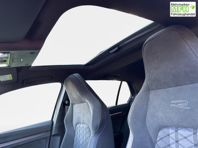 Volkswagen / Golf / Grau / / / PANO+LED-PLUS+ACC+SHZ+KEYLESS+KAMERA+18 ALU, Bei den verwendeten Bildern kann es sich um Beispielbilder handeln, ggf. teilweise mit Sonderausstattung.