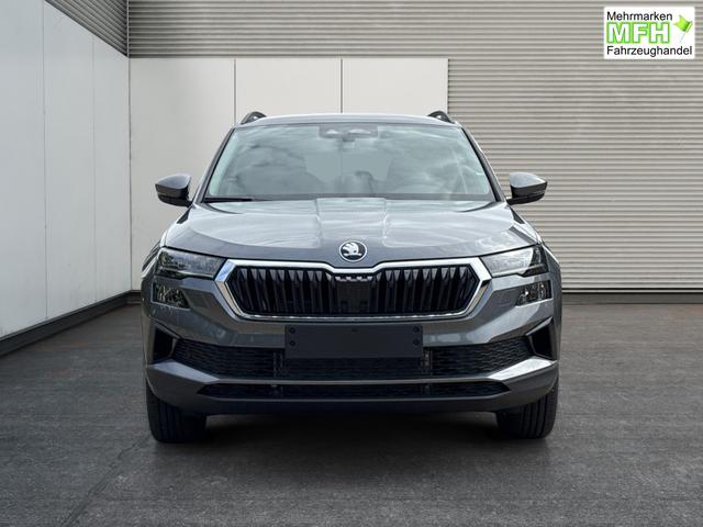 Skoda / Karoq / / / / AHK+LED+KAMERA+PDC+ACC, Bei den verwendeten Bildern kann es sich um Beispielbilder handeln, ggf. teilweise mit Sonderausstattung.