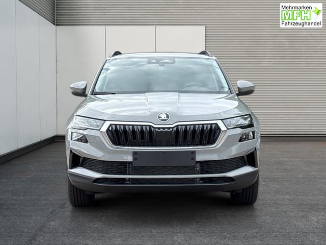 Skoda / Karoq / Grau / / / AHK+LED+KAMERA+PDC+ACC, Bei den verwendeten Bildern kann es sich um Beispielbilder handeln, ggf. teilweise mit Sonderausstattung.