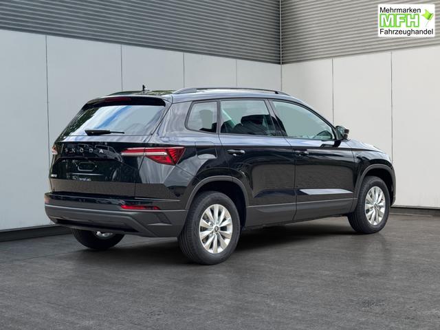Skoda / Karoq / Schwarz / / / AHK+LED+KAMERA+PDC+ACC, Bei den verwendeten Bildern kann es sich um Beispielbilder handeln, ggf. teilweise mit Sonderausstattung.