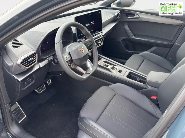 Cupra / Leon Sportstourer / Blau / / / ST AHK+NAVI+eHK+KAMERA+ACC+SHZ+18 ALU+LED, Bei den verwendeten Bildern kann es sich um Beispielbilder handeln, ggf. teilweise mit Sonderausstattung.