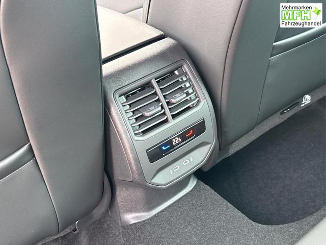 Cupra / Leon Sportstourer / Blau / / / ST AHK+NAVI+eHK+KAMERA+ACC+SHZ+18 ALU+LED, Bei den verwendeten Bildern kann es sich um Beispielbilder handeln, ggf. teilweise mit Sonderausstattung.