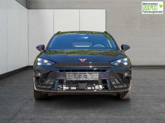 Cupra / Leon Sportstourer / Schwarz / / / ST AHK+NAVI+eHK+KAMERA+ACC+SHZ+18 ALU+LED, Bei den verwendeten Bildern kann es sich um Beispielbilder handeln, ggf. teilweise mit Sonderausstattung.