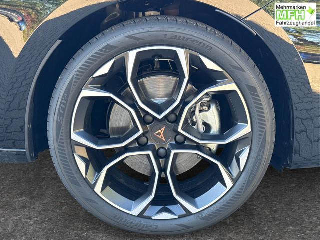 Cupra / Leon Sportstourer / Schwarz / / / ST AHK+NAVI+eHK+KAMERA+ACC+SHZ+18 ALU+LED, Bei den verwendeten Bildern kann es sich um Beispielbilder handeln, ggf. teilweise mit Sonderausstattung.