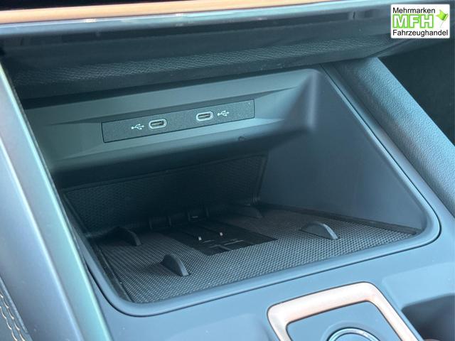 Cupra / Leon Sportstourer / Schwarz / / / ST AHK+NAVI+eHK+KAMERA+ACC+SHZ+18 ALU+LED, Bei den verwendeten Bildern kann es sich um Beispielbilder handeln, ggf. teilweise mit Sonderausstattung.