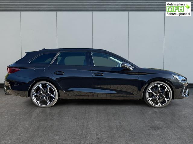 Cupra / Leon Sportstourer / Schwarz / / / 4x4 ST AHK+NAVI+eHK+KAMERA+MEMORY+ACC+19 ALU+LED, Bei den verwendeten Bildern kann es sich um Beispielbilder handeln, ggf. teilweise mit Sonderausstattung.