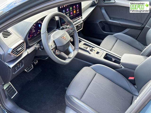 Cupra / Leon Sportstourer / Blau / / / ST 4x4 AHK+eHK+NAVI+ACC+SHZ+18 ALU+LED, Bei den verwendeten Bildern kann es sich um Beispielbilder handeln, ggf. teilweise mit Sonderausstattung.