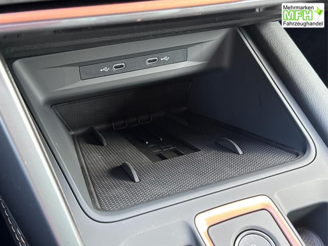 Cupra / Leon Sportstourer / Blau / / / ST 4x4 AHK+eHK+NAVI+ACC+SHZ+18 ALU+LED, Bei den verwendeten Bildern kann es sich um Beispielbilder handeln, ggf. teilweise mit Sonderausstattung.