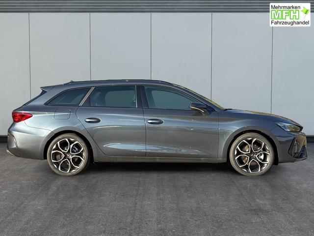 Cupra / Leon Sportstourer / Grau / / / ST AHK+NAVI+eHK+KAMERA+ACC+SHZ+18 ALU+LED, Bei den verwendeten Bildern kann es sich um Beispielbilder handeln, ggf. teilweise mit Sonderausstattung.