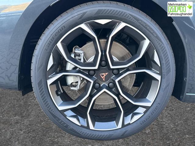 Cupra / Leon Sportstourer / Grau / / / ST AHK+NAVI+eHK+KAMERA+ACC+SHZ+18 ALU+LED, Bei den verwendeten Bildern kann es sich um Beispielbilder handeln, ggf. teilweise mit Sonderausstattung.