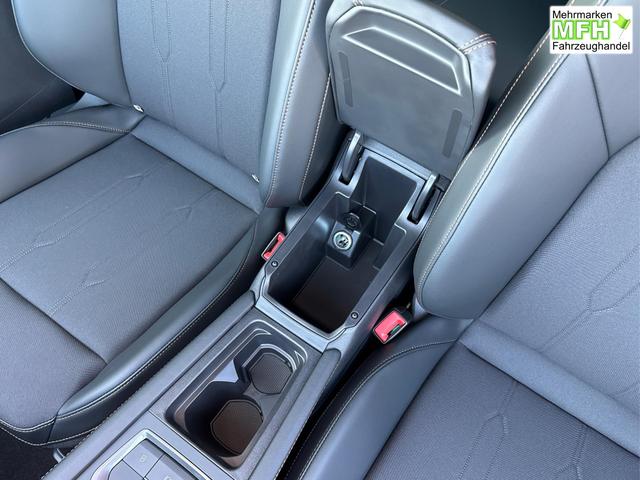 Cupra / Leon Sportstourer / Grau / / / ST AHK+NAVI+eHK+KAMERA+ACC+SHZ+18 ALU+LED, Bei den verwendeten Bildern kann es sich um Beispielbilder handeln, ggf. teilweise mit Sonderausstattung.