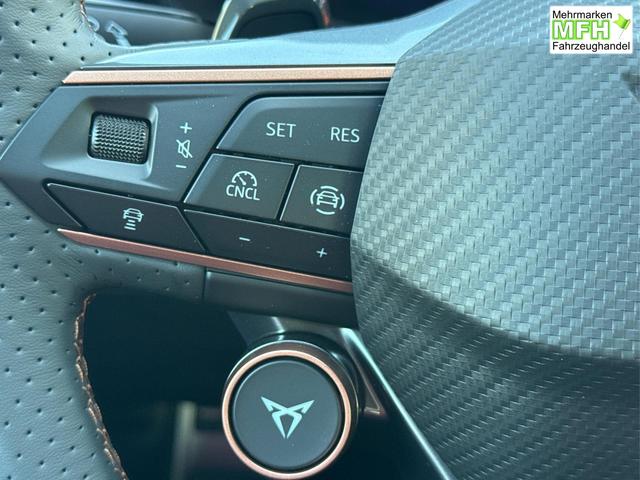 Cupra / Leon Sportstourer / Grau / / / ST AHK+NAVI+eHK+KAMERA+ACC+SHZ+18 ALU+LED, Bei den verwendeten Bildern kann es sich um Beispielbilder handeln, ggf. teilweise mit Sonderausstattung.