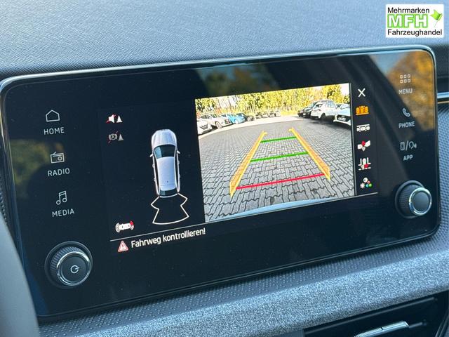 Skoda / Scala / Grau / / / Selection SHZ+KAMERA+SMARTLINK+LED+16 ALU, Bei den verwendeten Bildern kann es sich um Beispielbilder handeln, ggf. teilweise mit Sonderausstattung.