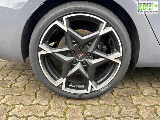 Cupra / Leon Sportstourer / Grau / / / 4x4 ST AHK+NAVI+eHK+KAMERA+MEMORY+ACC+19 ALU+LED, Bei den verwendeten Bildern kann es sich um Beispielbilder handeln, ggf. teilweise mit Sonderausstattung.